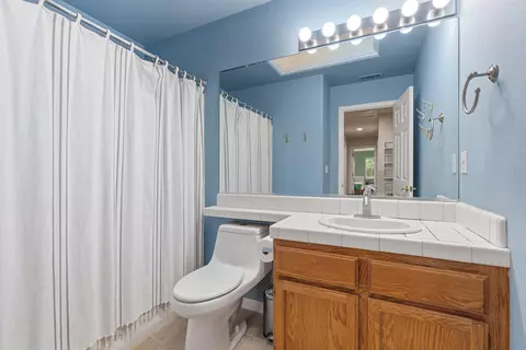 Bath - 3073 Sunglow Dr, Redding, CA 96001 photo 1 of 3