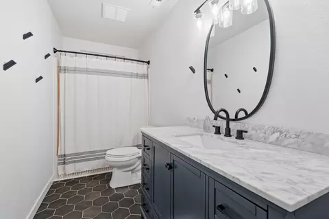 Bath - 2661 Snow Ln, Redding, CA 96003 photo 3 of 3