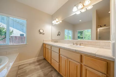 Bath - 2091 Oshea Way, Redding, CA 96003 photo 1 of 4