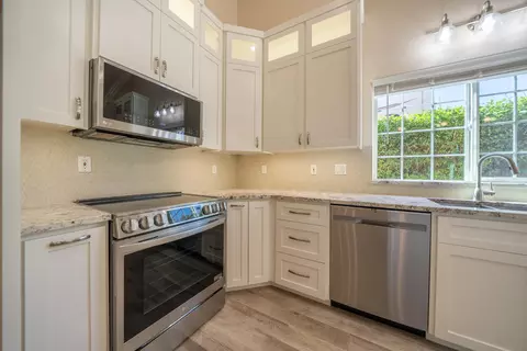 Kitchen - 2091 Oshea Way, Redding, CA 96003 photo 4 of 5