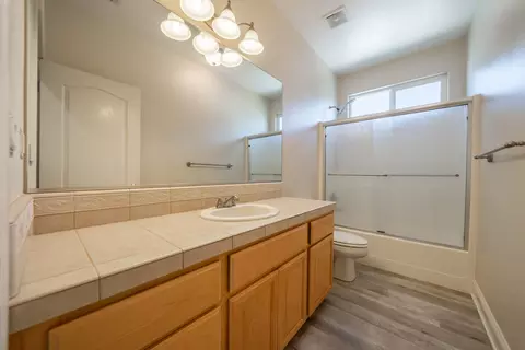 Bath - 2091 Oshea Way, Redding, CA 96003 photo 4 of 4