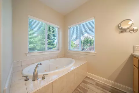 Bath - 2091 Oshea Way, Redding, CA 96003 photo 3 of 4