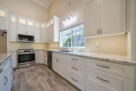 Kitchen - 2091 Oshea Way, Redding, CA 96003 photo 2 of 5