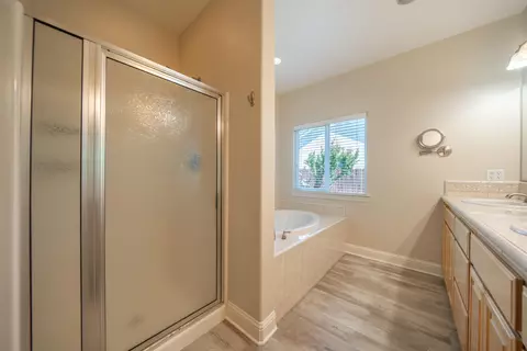 Bath - 2091 Oshea Way, Redding, CA 96003 photo 2 of 4
