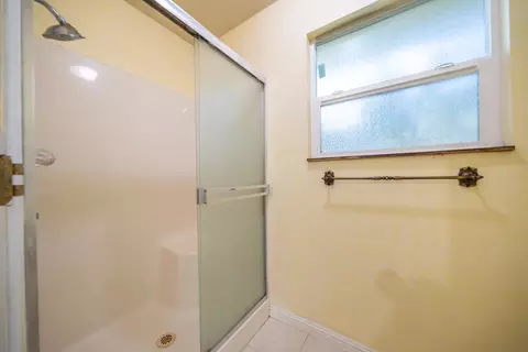 Bath - 8751 Goldstone Ln, Redding, CA 96001 photo 2 of 3