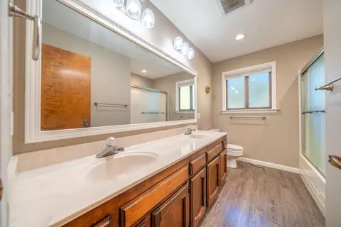 Bath - 8751 Goldstone Ln, Redding, CA 96001 photo 3 of 3