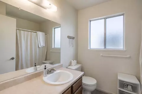 Bath - 5335 Stonethrow Ct, Redding, CA 96003 photo 1 of 2