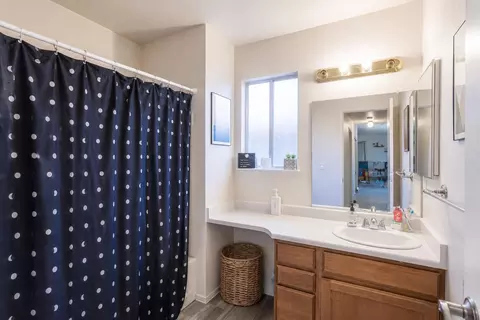 Bath - 5335 Stonethrow Ct, Redding, CA 96003 photo 2 of 2