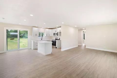 Living - 2460 S Balls Ferry Rd, Anderson, CA 96007 photo 2 of 5