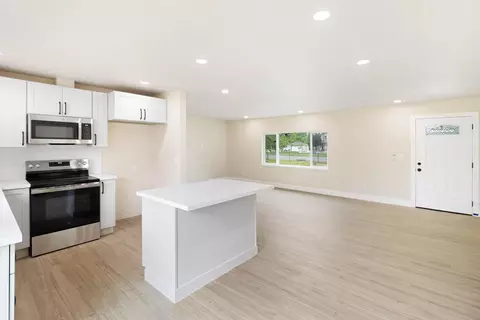 Living - 2460 S Balls Ferry Rd, Anderson, CA 96007 photo 3 of 5