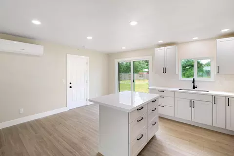 Kitchen - 2460 S Balls Ferry Rd, Anderson, CA 96007 photo 3 of 4