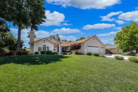 2468 Cumberland Dr, Redding, CA 96001
