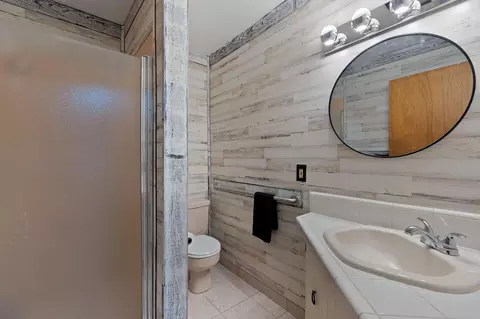 Bath - 10390 October Ln, Redding, CA 96003 photo 2 of 7