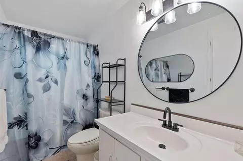 Bath - 10390 October Ln, Redding, CA 96003 photo 1 of 7
