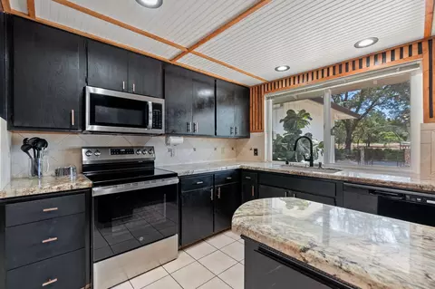 Kitchen - 10390 October Ln, Redding, CA 96003 photo 6 of 8