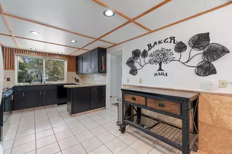 Kitchen - 10390 October Ln, Redding, CA 96003 photo 3 of 8