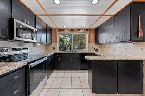 Kitchen - 10390 October Ln, Redding, CA 96003 photo 5 of 8