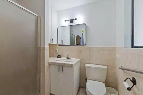 Bath - 10390 October Ln, Redding, CA 96003 photo 5 of 7