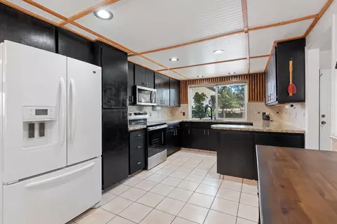 Kitchen - 10390 October Ln, Redding, CA 96003 photo 4 of 8