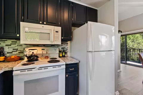 Kitchen - 426 Ridgecrest Trl #223, Redding, CA 96003 photo 4 of 4