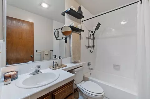 Bath - 426 Ridgecrest Trl #223, Redding, CA 96003 photo 3 of 3