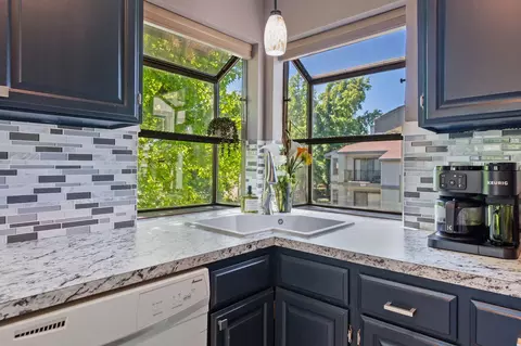Kitchen - 426 Ridgecrest Trl #223, Redding, CA 96003 photo 3 of 4