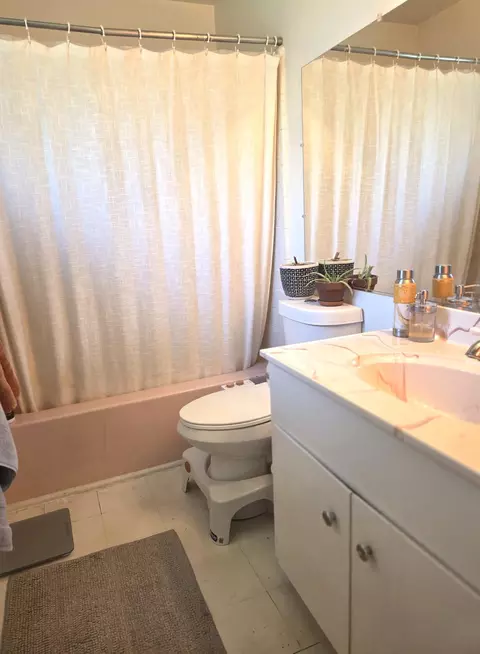 Bath - 1587 Benton Dr, Redding, CA 96003 photo 1 of 2