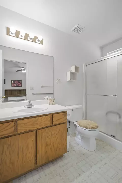 Bath - 1482 Rose Tree Ln, Redding, CA 96003 photo 2 of 2