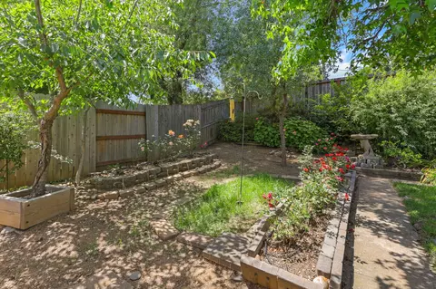 Exterior - 1482 Rose Tree Ln, Redding, CA 96003 photo 5 of 8