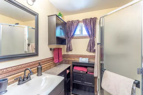 Bath - 5609 Shady Ln, Anderson, CA 96007 photo 1 of 2