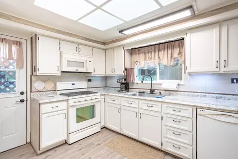 Kitchen - 5609 Shady Ln, Anderson, CA 96007 photo 3 of 5