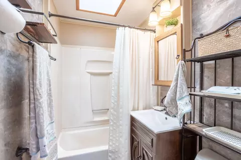 Bath - 5609 Shady Ln, Anderson, CA 96007 photo 2 of 2
