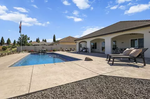 Exterior - 1187 Coggins St, Redding, CA 96003 photo 7 of 23