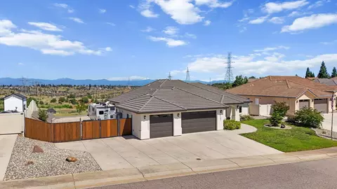 1187 Coggins St, Redding, CA 96003