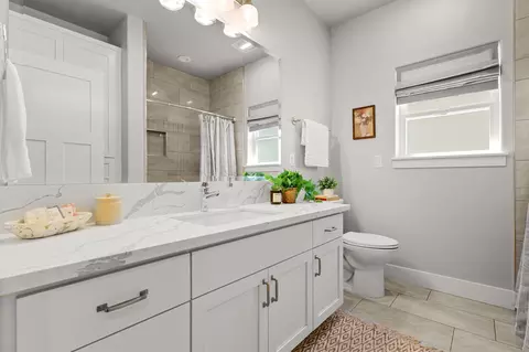 Bath - 1187 Coggins St, Redding, CA 96003 photo 3 of 6