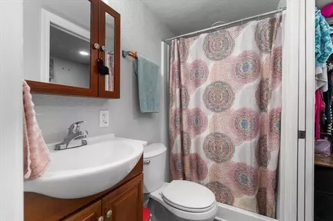 Bath - 1158 Madison St, Red Bluff, CA 96080 photo 3 of 4