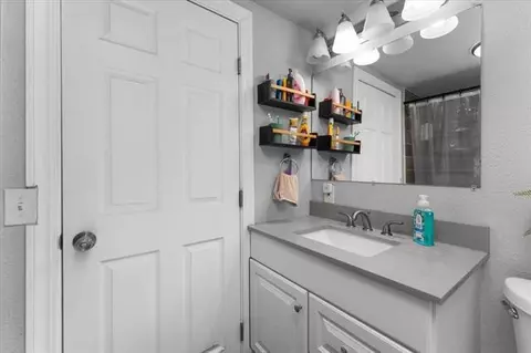 Bath - 1158 Madison St, Red Bluff, CA 96080 photo 2 of 4