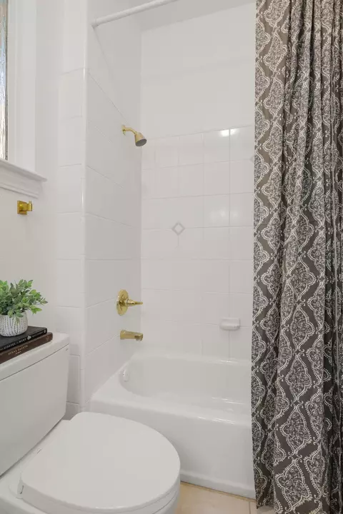 Bath - 2719 Western Oak Dr, Redding, CA 96002 photo 5 of 14