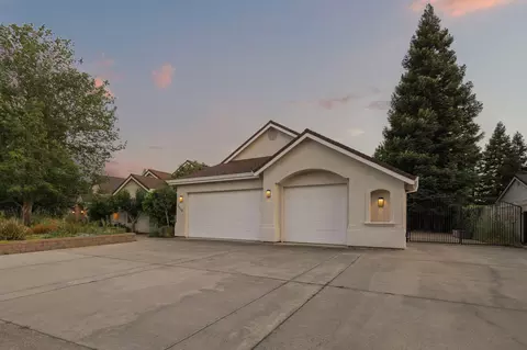 Exterior - 2719 Western Oak Dr, Redding, CA 96002 photo 2 of 41
