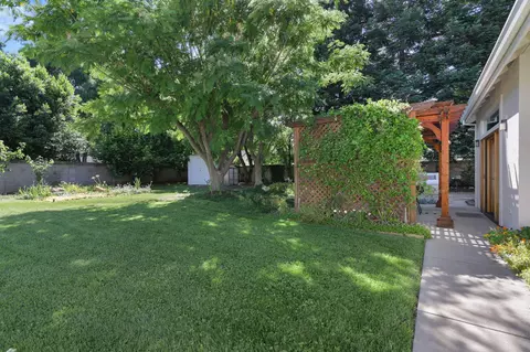 Exterior - 2719 Western Oak Dr, Redding, CA 96002 photo 15 of 41
