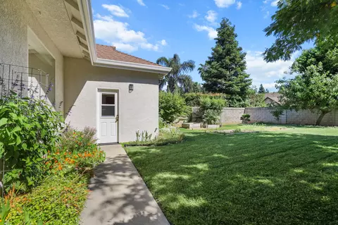 Exterior - 2719 Western Oak Dr, Redding, CA 96002 photo 14 of 41