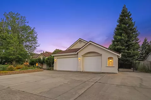 2719 Western Oak Dr, Redding, CA 96002