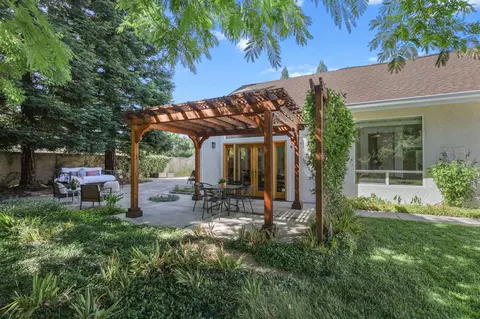 Exterior - 2719 Western Oak Dr, Redding, CA 96002 photo 11 of 41