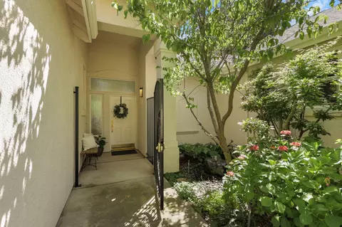 Entry Way - 2719 Western Oak Dr, Redding, CA 96002 photo 11 of 11
