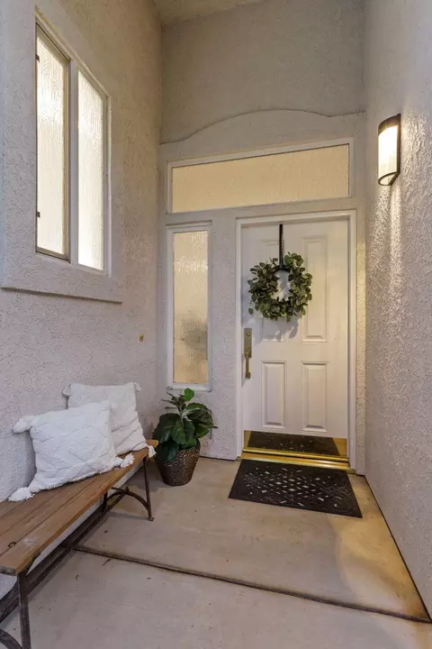 Entry Way - 2719 Western Oak Dr, Redding, CA 96002 photo 2 of 11