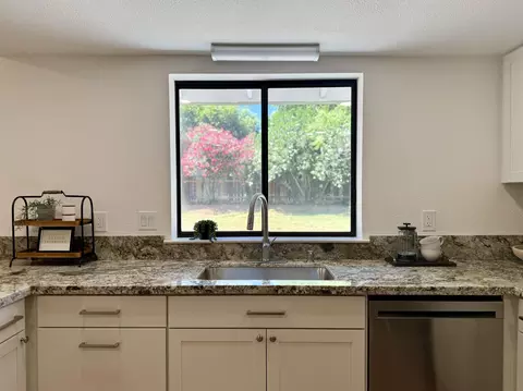 Kitchen - 5826 Old Barn Way, Redding, CA 96001 photo 6 of 8