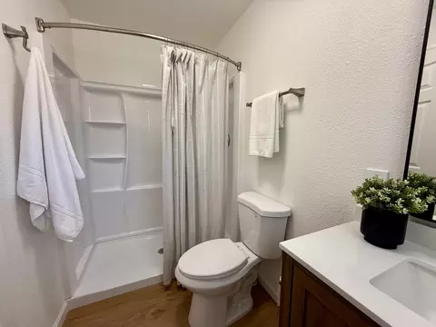 Bath - 5826 Old Barn Way, Redding, CA 96001 photo 2 of 6