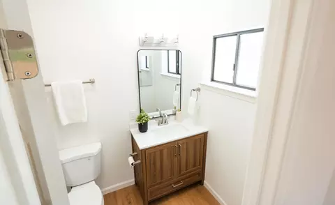 Bath - 5826 Old Barn Way, Redding, CA 96001 photo 3 of 6