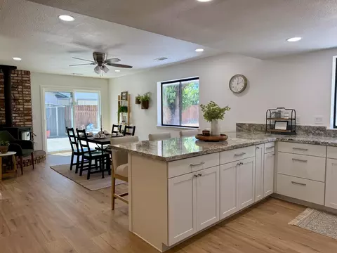 Kitchen - 5826 Old Barn Way, Redding, CA 96001 photo 5 of 8