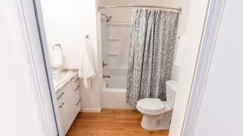 Bath - 5826 Old Barn Way, Redding, CA 96001 photo 5 of 6